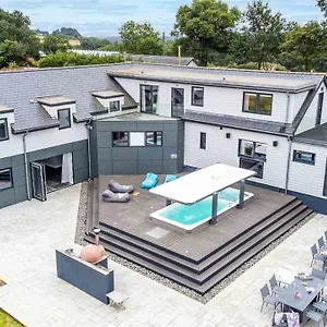Holiday home Huxham View - A Luxurious Family Retreat With Swim Spa, Cinema, Gym And Pool Table, Poltimore