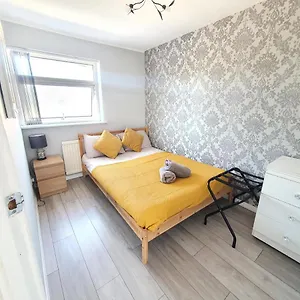 Beautiful Character Home, Parking Garden Wifi Self Check-in Holiday home Luton (Bedfordshire)