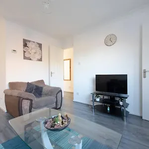 Lovely 1 Bedroom Maisonette Close To Airport, Town And Train Station Apartment Luton (Bedfordshire)